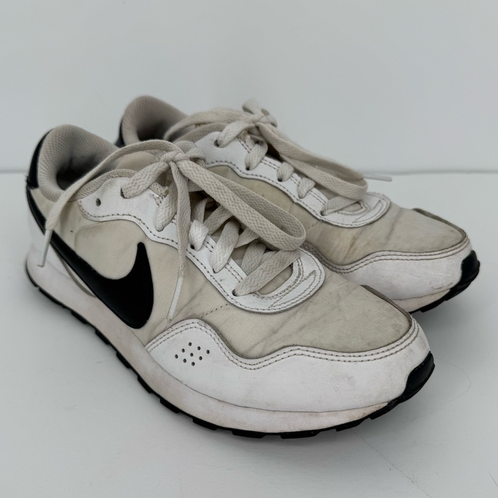 Nike Youth MD Valiant Sneakers Size 4.5 Y US White & Black CN8558-100